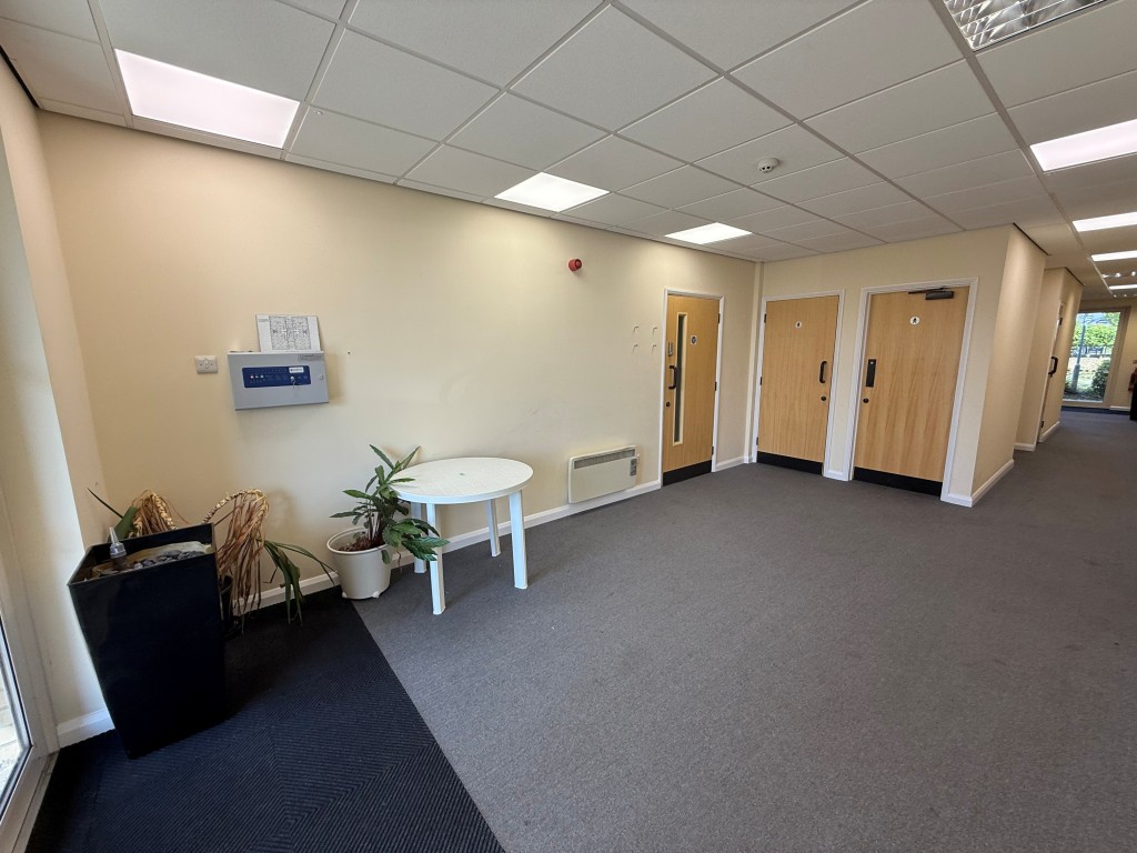 Lot: 51 - LEASEHOLD COMMERCIAL BUILDING WITH FOUR OFFICE SUITES - Carpeted lobby with doors to office and WC's